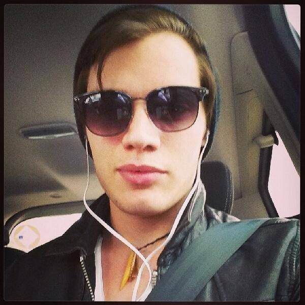 Dominic Sherwood Fotoğrafı