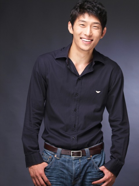 Go Joon fotoğrafı