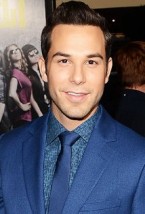 Skylar Astin Fotoğrafı