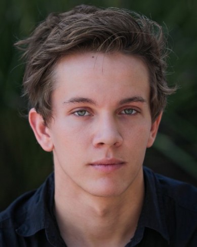 Austin P. McKenzie Fotoğrafı