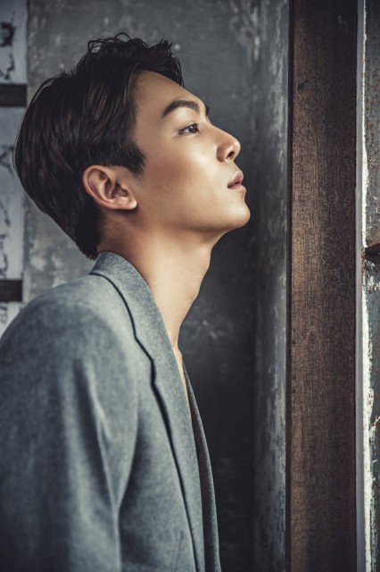 Lee Cheol-woo (i) Fotoğrafı