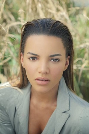 Leslie Grace Fotoğrafı