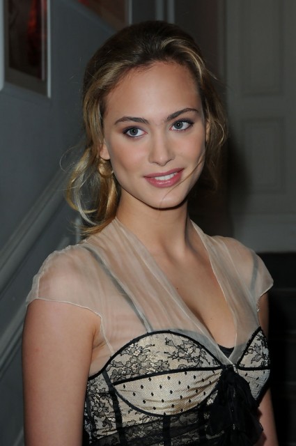 Nora Arnezeder Fotoğrafları 72