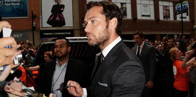 Law yeni Sherlock Holmes için ışık yaktı Law yeni Sherlock Holmes için ışık yaktı
