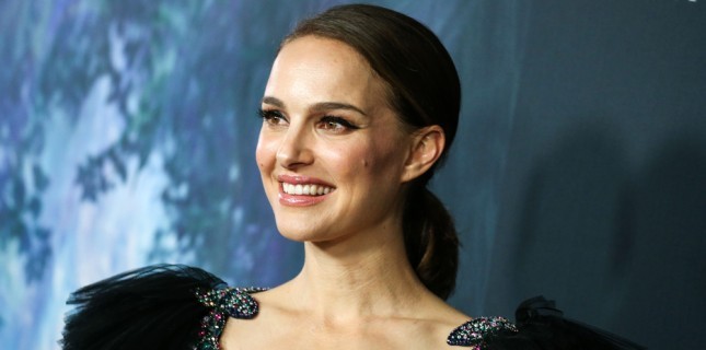 Natalie Portman Yeni Filminde Köşe Yazarı İkiz Kız Kardeşleri Canlandıracak 