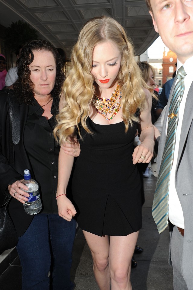 Kız ve Kurt Fotoğrafı