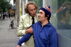 Siyah Ayakkabılı Uzun Sarışın Adam fotoğrafı