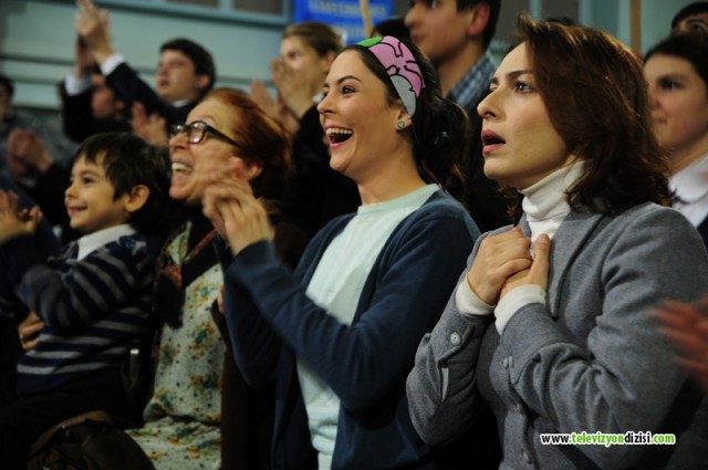 Öyle Bir Geçer Zaman Ki Fotoğrafı