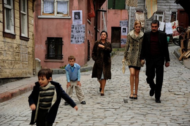 Öyle Bir Geçer Zaman Ki Fotoğrafı