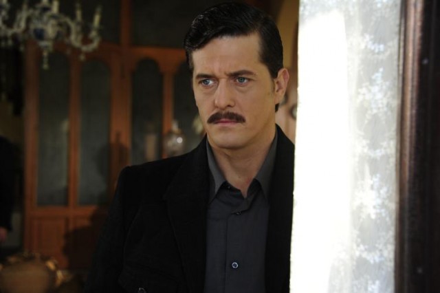 Öyle Bir Geçer Zaman Ki Fotoğrafı