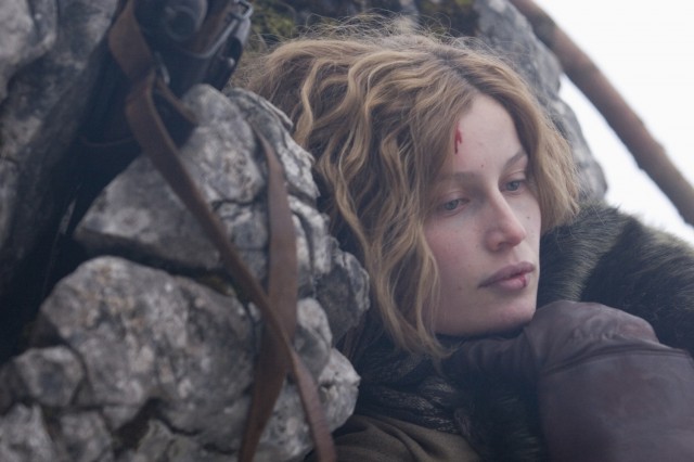 Bakire ile Kurtlar Fotoğrafı