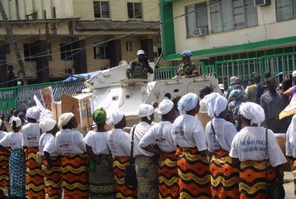 Pray the Devil Back to Hell Fotoğrafı