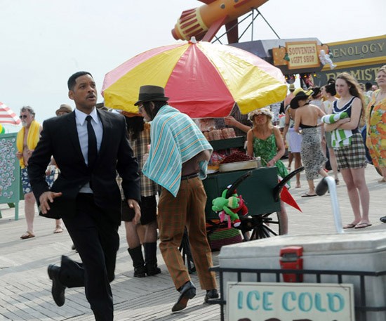 Siyah Giyen Adamlar 3 Fotoğrafı