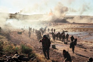 Iluminados Por El Fuego Fotoğrafı