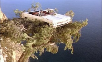 Daldaki Otomobil Fotoğrafı