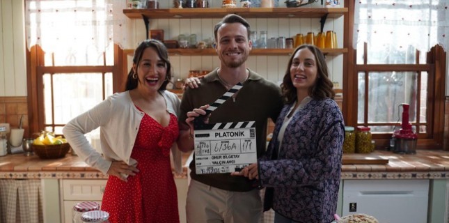 Gupse Özay'ın Yeni Dizisi "Platonik: Mavi Dolunay Otel" Netflix'te Başlıyor!