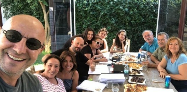 Çağan Irmak ve Özge Özberk Yıllar Sonra Yeniden Bir Arada! 