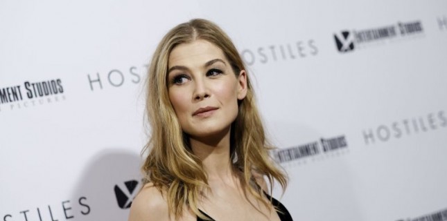 Rosamund Pike ‘The Banker’s Wife’ Dizisinin Yıldızı Olacak