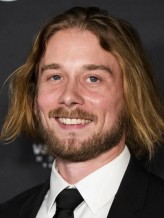 Lou Taylor Pucci fotoğrafı