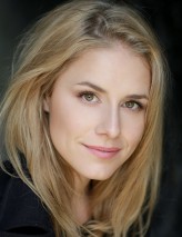 Alix Wilton Regan fotoğrafı