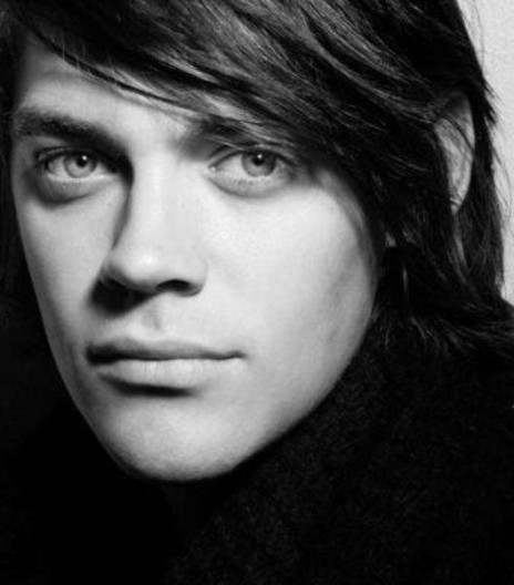 Tom Payne fotoğrafı