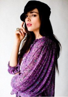 Crystal Reed Fotoğrafı