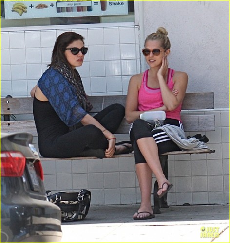 Phoebe Tonkin Fotoğrafı