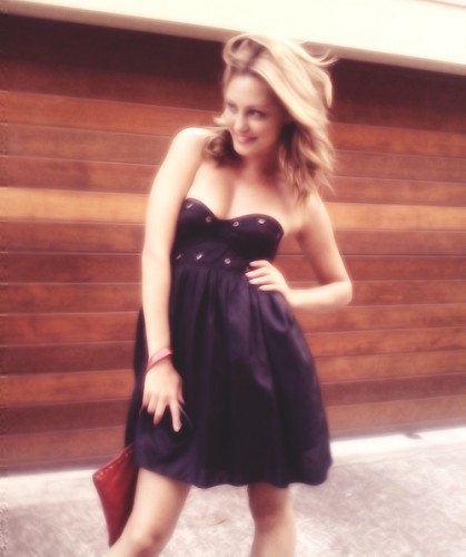 Phoebe Tonkin Fotoğrafı