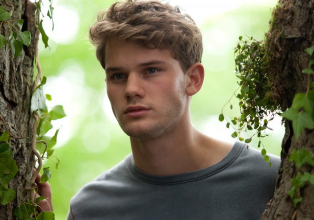 Jeremy Irvine Fotoğrafı