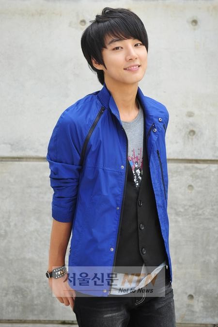Yoon Si Yoon Fotoğrafı