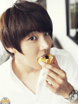 Yoon Si Yoon Fotoğrafı