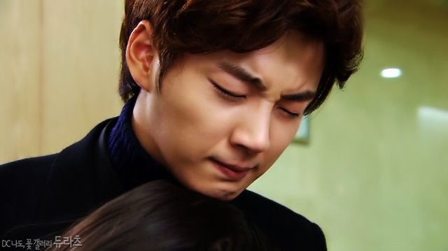 Yoon Si Yoon Fotoğrafı