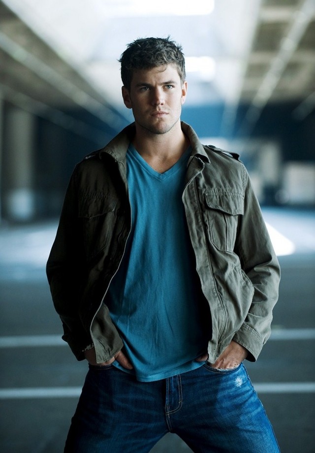 Austin Stowell Fotoğrafı