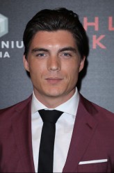 Zane Holtz fotoğrafı