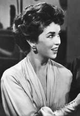 Dawn Addams fotoğrafı