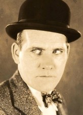 Tom Dugan (i) fotoğrafı