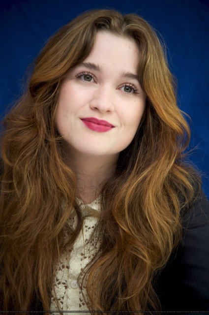 Alice Englert Fotoğrafı