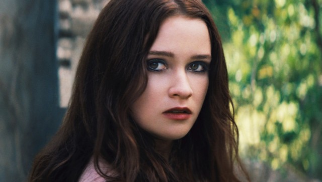 Alice Englert Fotoğrafı