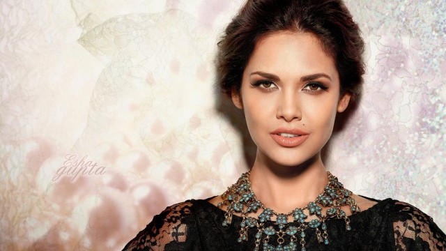 Esha Gupta Fotoğrafı