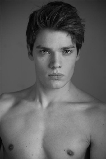 Dominic Sherwood Fotoğrafı