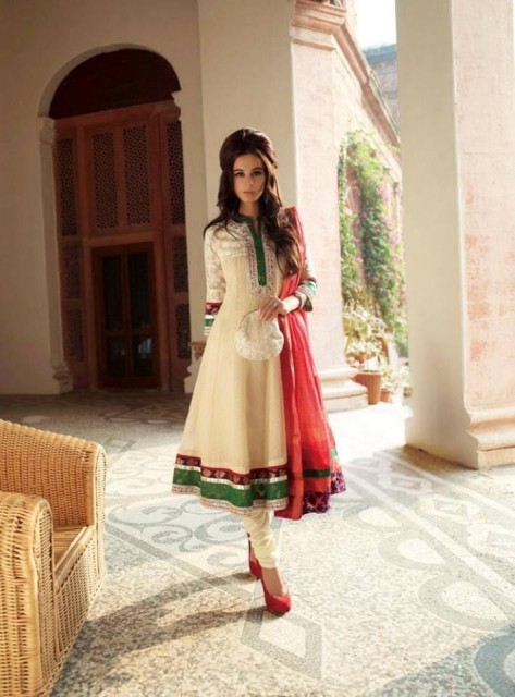 Evelyn Sharma Fotoğrafı