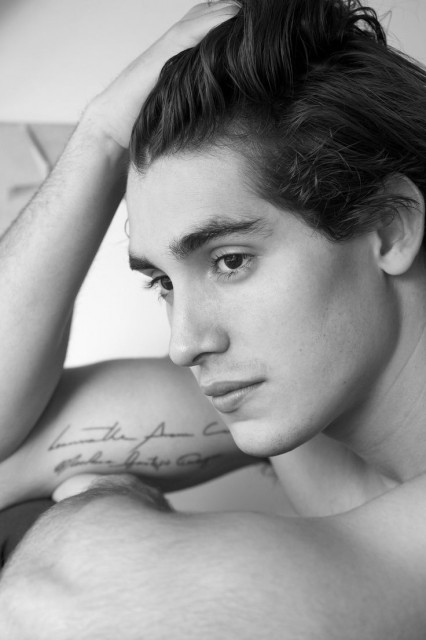 Henry Zaga fotoğrafı