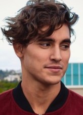 Henry Zaga fotoğrafı