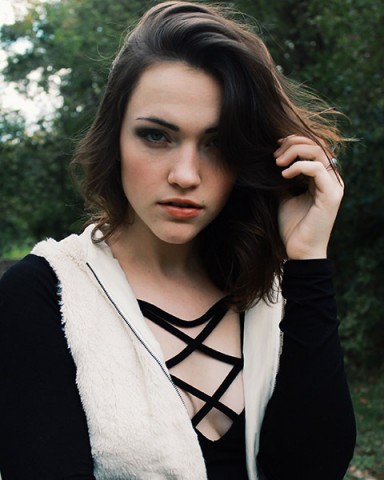 Violett Beane Fotoğrafı