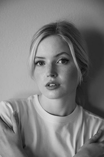 Ellie Bamber Fotoğrafı