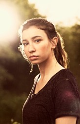 Katelyn Nacon fotoğrafı