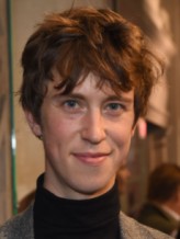 Angus Imrie fotoğrafı