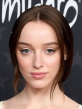 Phoebe Dynevor fotoğrafı
