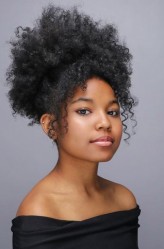 Ariana Neal fotoğrafı