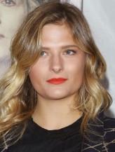 Louisa Jacobson fotoğrafı